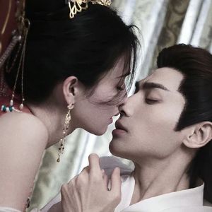 女生让男生看她的小笼包
