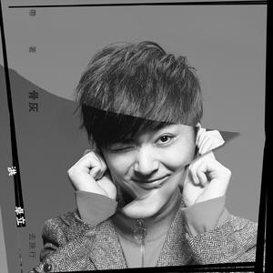 女生让男生看她的小笼包
