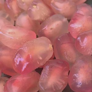 女生让男生看她的小笼包
