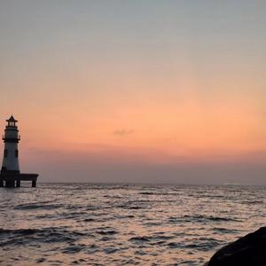 女生让男生看她的小笼包
