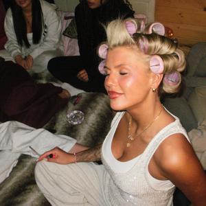 女生让男生看她的小笼包
